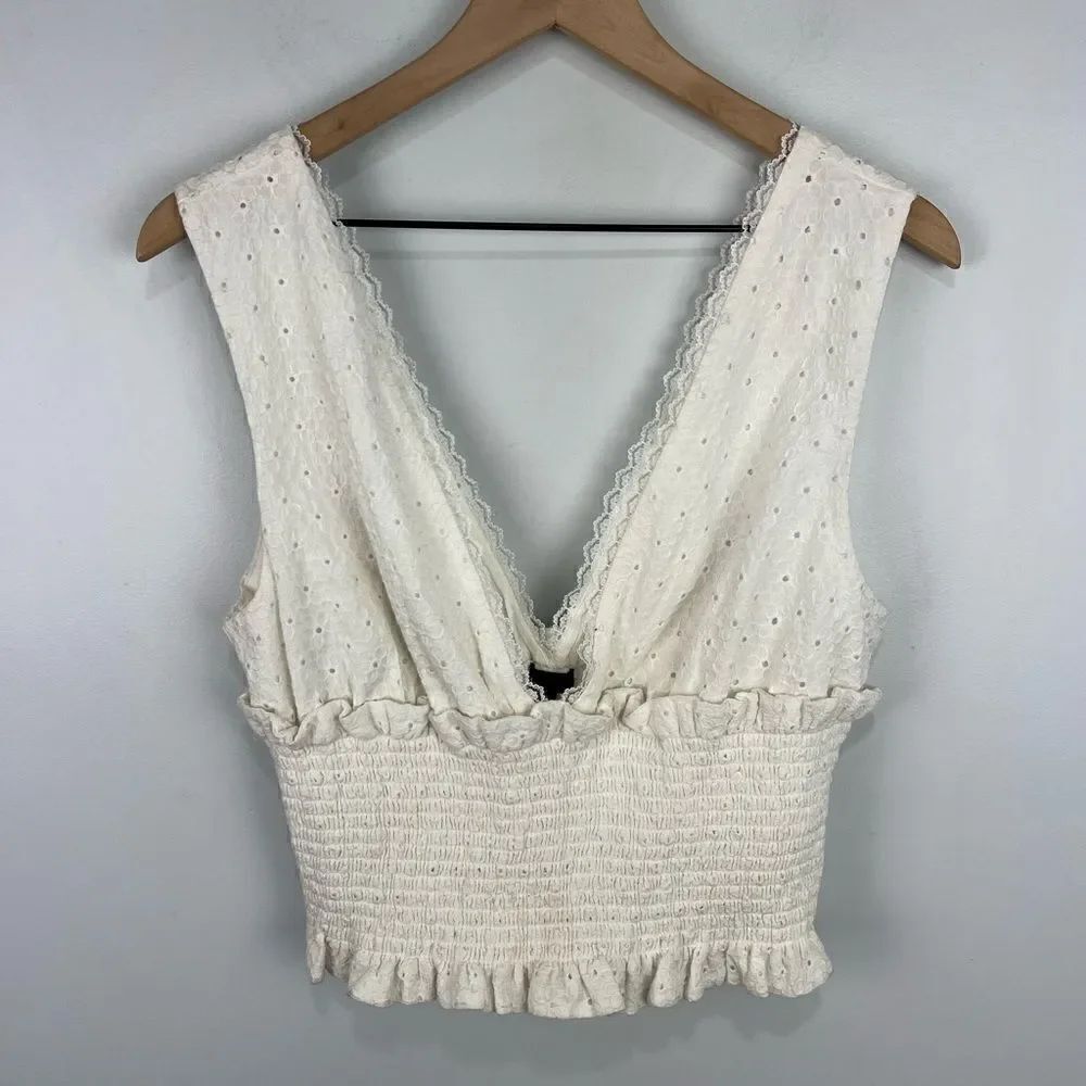 NBDโRevolveย WhiteโFloralโEyeletโSleevelessโCropโTop